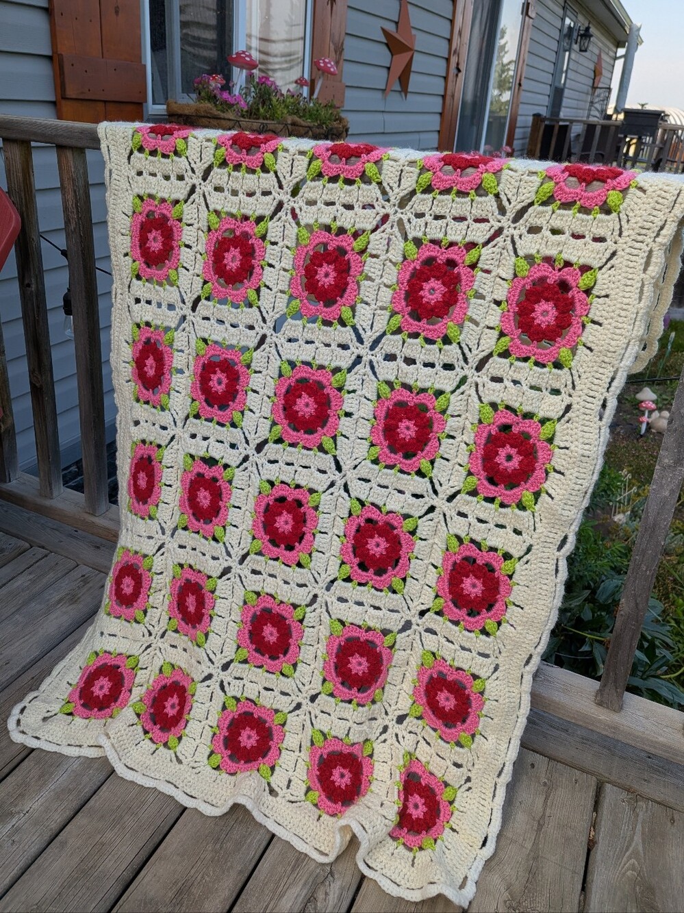 🌺VTG Handmade Crochet Floral Granny Square Cottagecore Throw Cream Pink Green